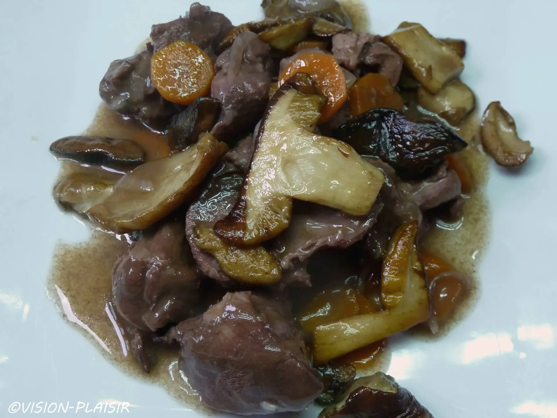 Sauté de sanglier aux carottes et cèpes