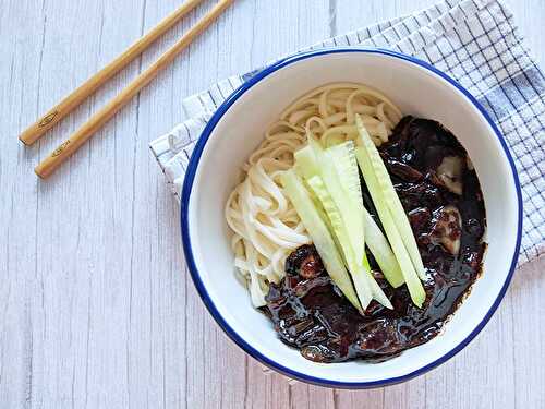 Nouilles à la sauce de haricots noirs