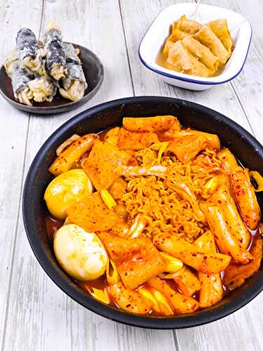 Tteokbokki - Gateaux de riz coréens dans une sauce épicée