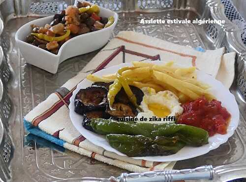 Assiette de légumes frits- cuisine d'été de l'Algérie