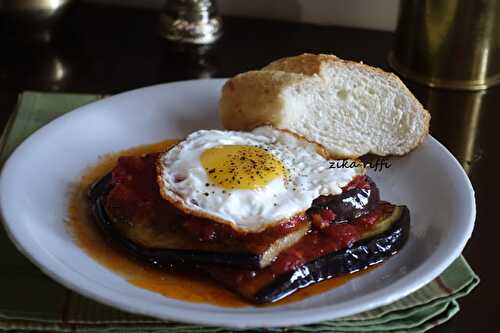 AUBERGINES FRITES ET FONDUE DE TOMATES A L'OEUF COULANT