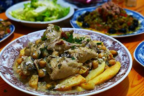 Batata Barania- Plat de poulet et pommes de terre frites - sauce blanche au vinaigre