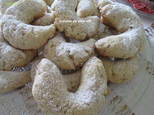 BISCUITS DEMI LUNES AUX AMANDES