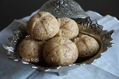 BISCUITS MOELLEUX AUX NOIX ET A LA VANILLE