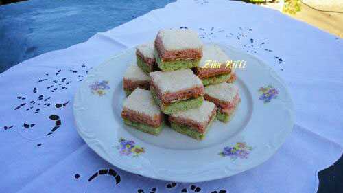 CARRÉS OU GÂTEAUX A LA NOIX DE COCO ET CONFITURE