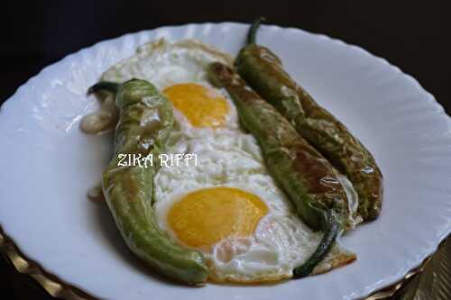 CASSE CROÛTE AUX PIMENTS FORTS FRITS AUX ŒUFS 