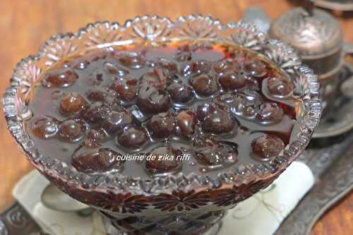 Confiture de raisins rouges entiers pour la dégustation à la cuillère