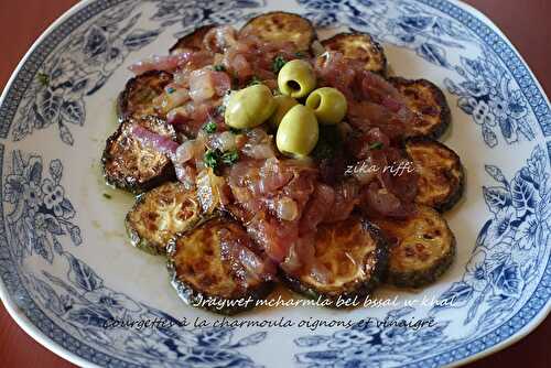 COURGETTES OU JRAYWET MCHARMLA  A LA CHARMOULA D'OIGNONS CONFITS AU VINAIGRE ( 2 )