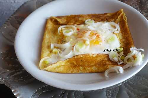 CRÊPES SALEES SAUCE TOMATE AU CRABE ET OEUFS MOLLETS