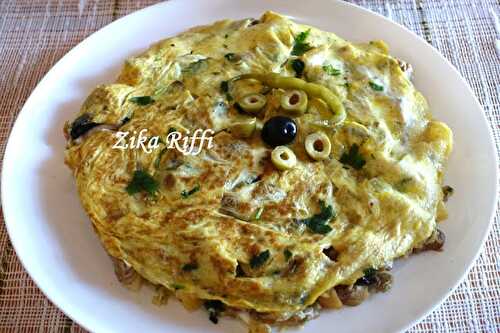 GÂTEAU D'OMELETTE FARCIE AU POULET ET AUX LEGUMES