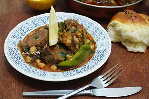 L' AUTHENTIQUE TBANJIA DU TERROIR BÔNOIS-PLAT DE VIANDE A L'AGNEAU-OIGNONS ET AMANDES