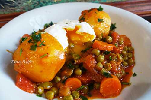 MIJOTE DE PETITS POIS AUX CAROTTES ET POMMES DE TERRE AUX OEUFS MOLLETS