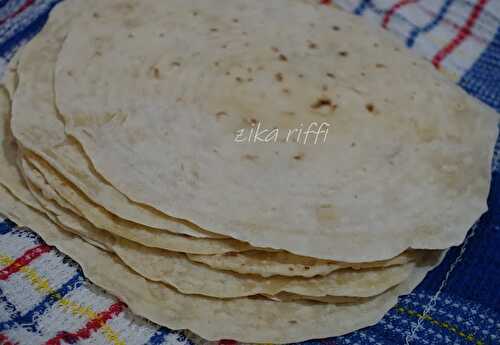 Pain plat , tortillas ou galettes pour sandwichs