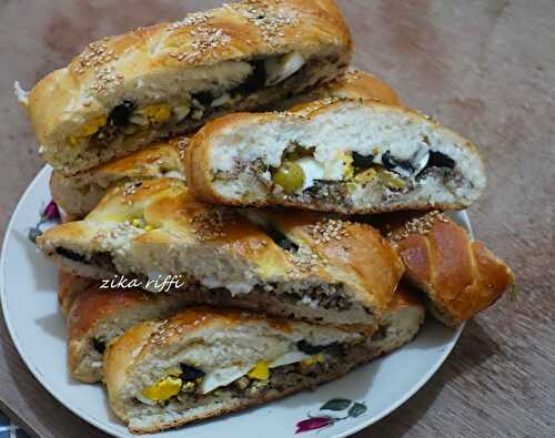 PAIN TRESSÉ FARCI A LA VIANDE HACHÉE FROMAGE ET OEUFS DURS