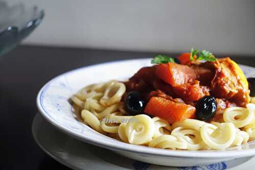 PÂTES ( OVNI ) SAUCE TOMATES ET OEUFS MOLLETS