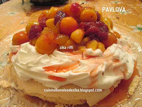 PAVLOVA AUX FRUITS ROUGES D’ÉTÉ DU JARDIN