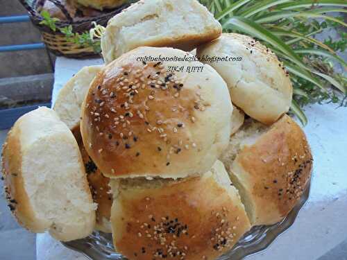 PETITS PAINS RONDS BRIOCHÉS A L'ANIS