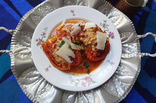 POIVRONS ROUGES FARCIS AU VEAU PARMESAN ET COULIS DE TOMATES AU FOUR