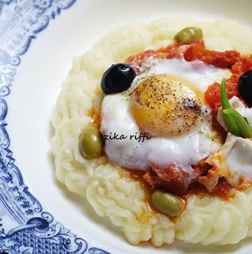 PUREE DE POMMES DE TERRE ET SA FONDUE DE TOMATES A L'OEUF COULANT