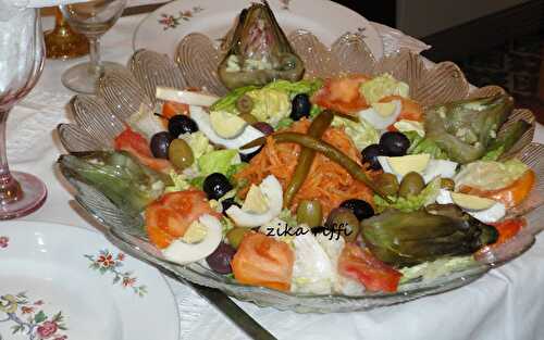 Salade composée artichauts-carottes-laitue-tomates