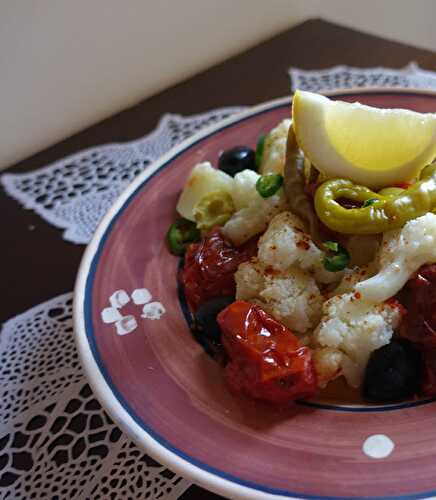 Salade de chou fleur-Pommes de terre et tomates braisées à la vinaigrette à l"ail
