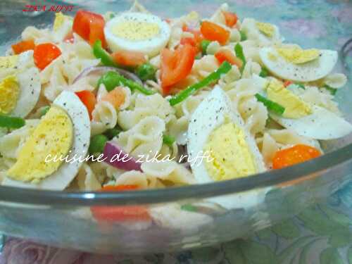 SALADE DE PÂTES FARFALLES AUX PETITS POIS-CAROTTES-TOMATE ET POIVRON AUX OEUFS DURS