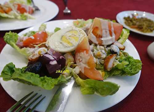 SALADE FESTIVE COMPLÈTE SAUCE AU ROQUEFORT 