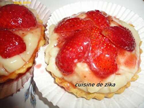 TARTELETTES FRAISES ET CRÈME PÂTISSIÈRE AU SIROP DE FRAISES (1)