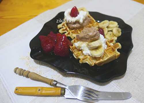 GAUFRES AUX FRUITS-BANANES-FRAISES ET CHANTILLY AU MIEL