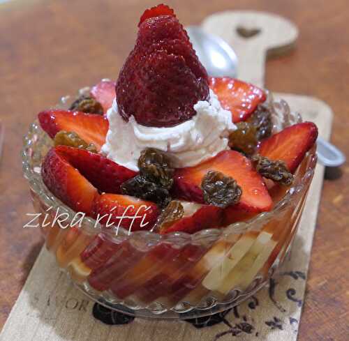 BOWL FRAISES BANANES- RAISINS SECS ET CHANTILLY- PETIT DEJEUNER ET DESSERT