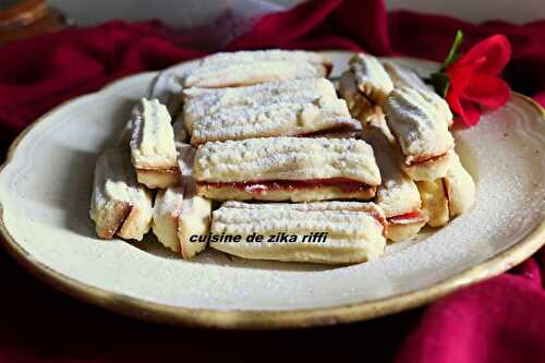 GÂTEAU EL MOHGUEN - BISCUITS  À LA DOUILLE TRADITIONNELLE À LA CONFITURE DE CERISES