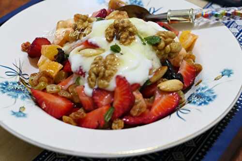 PETIT DEJEUNER - BOWL DE FRUITS A LA FLEUR D'ORANGER AU YAOURT ET MIEL