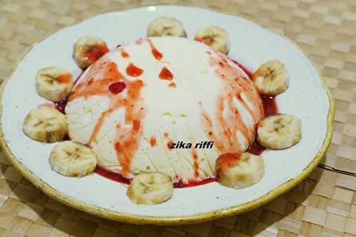 BOMBE GLACÉE BANANE ET VANILLE SUR COULIS DE FRAISES