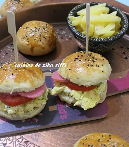 MINI BURGERS À LA BROUILLADE À L'AIL-PERSIL ET RICOTTA