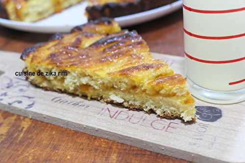 TARTE BRIOCHÉE A LA GELÉE D'ABRICOTS ET AU LAIT CAILLÉ