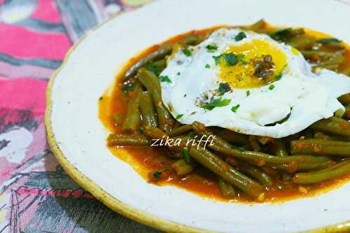 HARICOTS VERTS À L'AIL ET TOMATES FRAÎCHES À L'ŒUF COULANT- لوبيه خضره مركه بالثوم