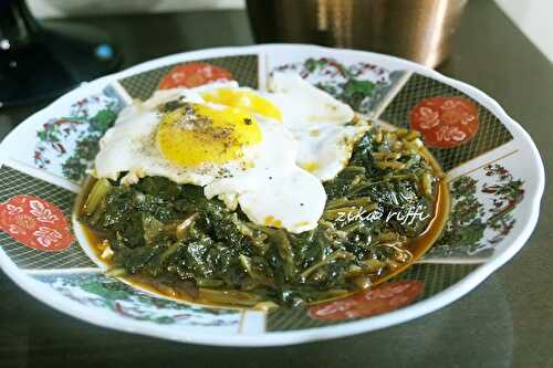 PLAT D'OSEILLE À L'AIL ET AUX ŒUFS AU PLAT