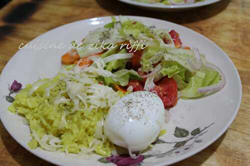 RIZ PILAF AU PARMESAN À MA FAÇON À L'ŒUF MOLLET ET SALADE DE CONCOMBRE- LAITUE - TOMATE