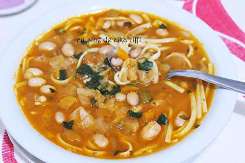 SOUPE VÉGÉTARIENNE DE HARICOTS COCO ROSES AUX LÉGUMES ET PÂTES LINGUINES