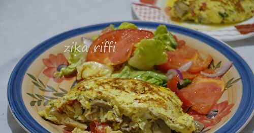 OMELETTE BAVEUSE AUX CHAMPIGNONS ET TOMATES FRAÎCHES