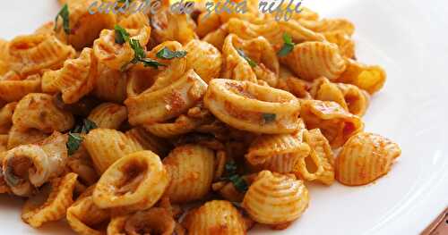 PÂTES COQUILLAGES À L'AIL AUX CALAMARS ET CONFIT DE TOMATE PIMENTÉE 