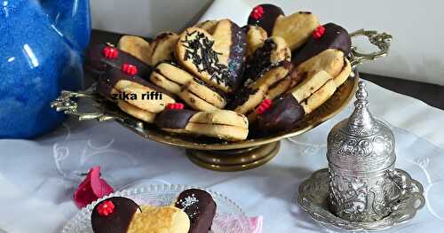 BISCUITS SABLÉS CŒURS FONDANTS CHOCOLAT ET BONBONS CARAMEL CAPRICE