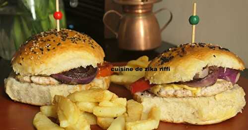 HAMBURGERS AUX STEAKS DE POULET HACHÉ - FROMAGE- OIGNONS ET TOMATES GRILLÉS 