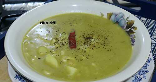 SOUPE DE POIS CASSÉS AUX POMMES DE TERRE ET AUX PÂTES