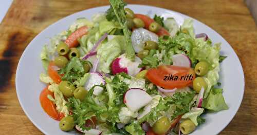 SALADE VARIÉE - FRISÉE- RADIS-CONCOMBRE- TOMATE- VINAIGRETTE AUX OIGNONS