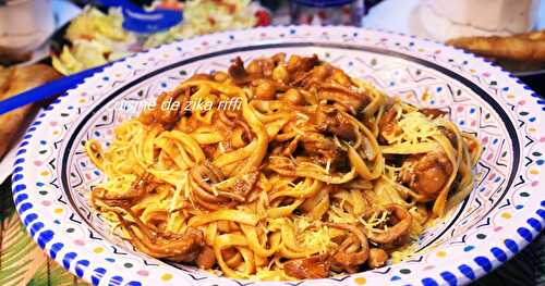 TAGLIATELLES FAÇON GRAND-MÈRE- SAUCE TOMATES AUX CALAMARS ET POIS CHICHES- PÂTES FRAÎCHES MAISON À LA SEMOULE DE BLÉ DUR