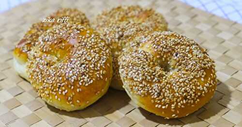 PETITES COURONNES BRIOCHÉES AUX GRAINS DE SÉSAME ET FLEURS D'ORANGERS