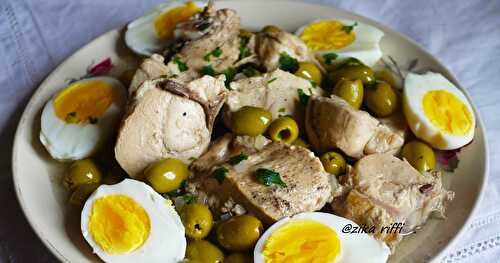 POITRINE DE POULET SAUCE BLANCHE AU CITRON-ŒUFS DURS ET OVIVES VERTES
