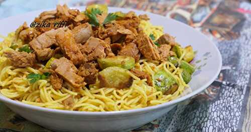 SPAGHETTIS BRAISÉS - COURGETTES FRITES ET THON À LA TOMATE