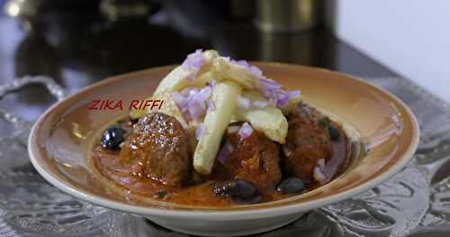 TAJINE DE KEFTA OU GALETTES DE POULET HACHÉ AUX ÉPINARDS ET FROMAGE FRITES EN SAUCE TOMATE À L'AIL 